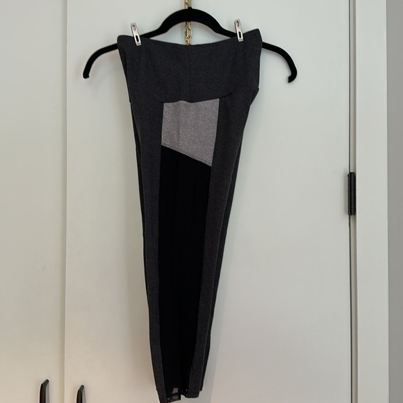 Onzie Like-New Capri Mid-rise Leggings - Picture 3 of 3